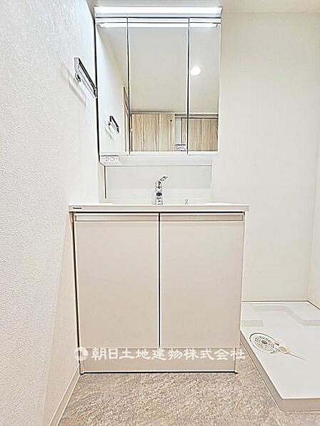 【洗面所】収納力のある3面鏡付き洗面台です。身支度がしやすく、洗面用品もすっきり片付けられる実用的な空間です。
