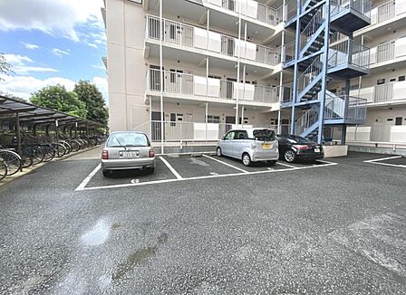 【駐車場】駐車場1台分付きです。家族の車や来客用にも対応でき、生活に便利な動線を確保した快適な住まいです。