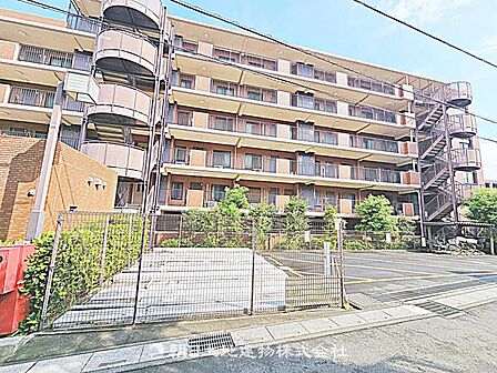 【外観】重厚感のある落ち着いた外観です。周囲の環境と美しく調和し、安心感のある佇まいが来客時にも好印象を与えます。