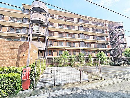 【外観】重厚感のある落ち着いた外観です。周囲の環境と美しく調和し、安心感のある佇まいが来客時にも好印象を与えます。