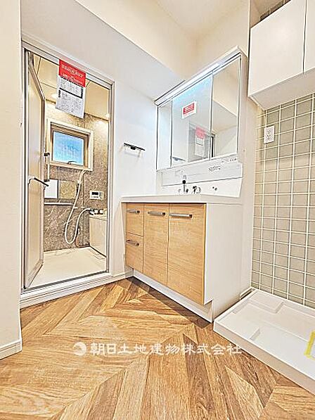 使いやすい広さの脱衣場です。洗面台と洗濯機置場がまとまり、日常生活に支障なく使える実用的な空間です。