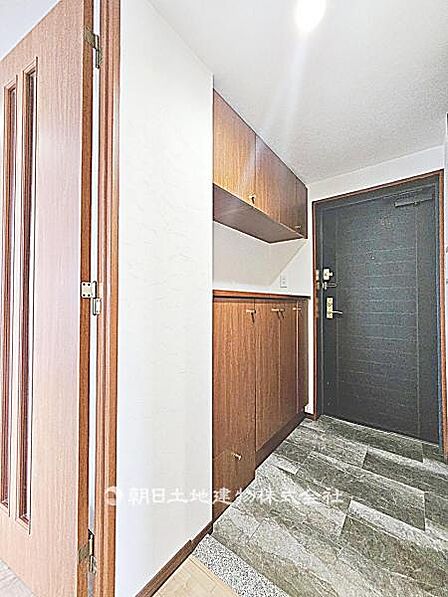 【玄関】玄関は明るく使いやすい空間です。収納スペースも充実しており、靴や日用品を整理しやすく快適に使えます。