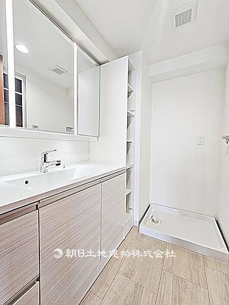 使いやすい広さの脱衣場です。洗面台と洗濯機置場がまとまり、日常生活に支障なく使える実用的な空間です。