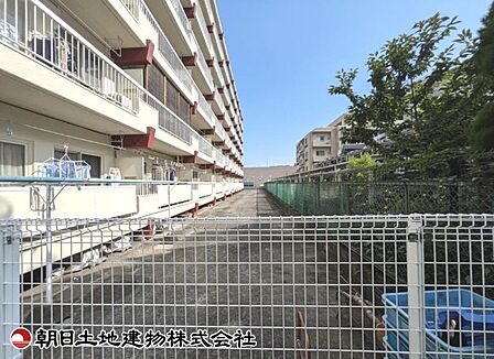 【外観】重厚感のある落ち着いた外観です。周囲の環境と美しく調和し、安心感のある佇まいが来客時にも好印象を与えます。