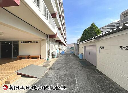 【外観】重厚感のある落ち着いた外観です。周囲の環境と美しく調和し、安心感のある佇まいが来客時にも好印象を与えます。