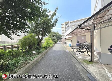 敷地内にしっかり確保された駐輪場スペース。整理整頓されており、毎日の通勤・通学や日々のお買い物にも便利です。