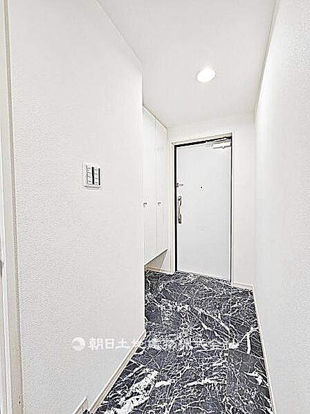 【玄関】玄関は明るく使いやすい空間です。収納スペースも充実しており、靴や日用品を整理しやすく快適に使えます。