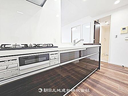 【キッチン】リビングを見渡せる対面キッチンです。調理中も家族との会話がしやすく、日常のコミュニケーションが広がります。