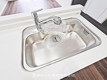 浄水器一体型蛇口付きのキッチンです。きれいな水を手軽に使え、料理や飲用に安心で快適な生活をサポートします。
