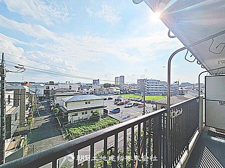 【眺望】リビングやバルコニーから望む開放感のある眺望です。景色を楽しみながら、明るく快適な生活空間を確保できます。