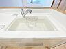 設備：浄水器一体型蛇口付きのキッチンです。きれいな水を手軽に使え、料理や飲用に安心で快適な生活をサポートします。