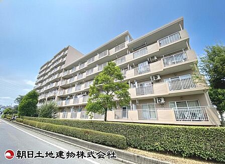 【外観】重厚感のある落ち着いた外観です。周囲の環境と美しく調和し、安心感のある佇まいが来客時にも好印象を与えます。 