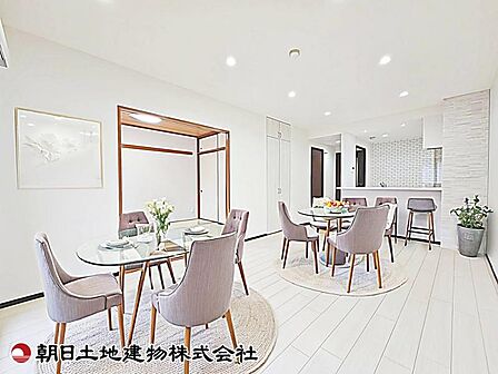 【リビング】無駄を省いたリビング空間です。必要な家具を配置しても圧迫感が出にくく、すっきりと暮らせます。(家具等はCG加工です)