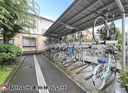 敷地内にしっかり確保された駐輪場スペース。整理整頓されており、毎日の通勤・通学や日々のお買い物にも便利です。