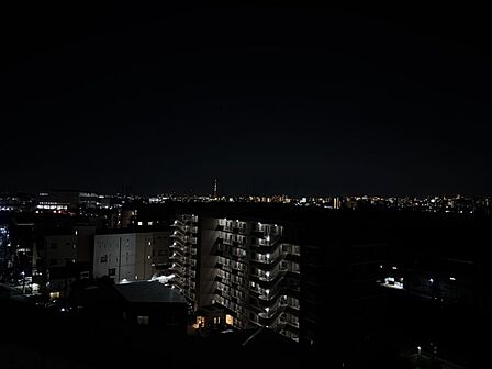 バルコニーでは夜景を眺めながら、お酒やコーヒーを楽しめ、特別感のある空間に♪