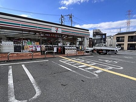 セブンイレブン鳩ケ谷里中学校前店まで 218m 徒歩約3分
