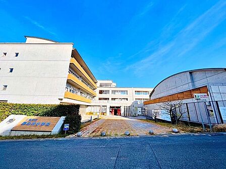 日進市立梨の木小学校年間を通してさまざまな行事が予定されています。授業参観もあり、子ども達の充実した学校生活を見学することもできます。 420m