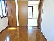 約6帖の洋室です