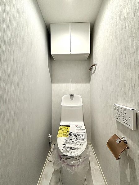清潔感と機能性に優れた温水洗浄便座つきトイレ