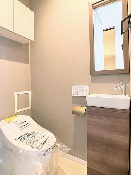 ◎手洗い器完備のトイレスペース♪タンクレストイレでシャープな印象♪上部には吊戸棚も完備でトイレ周りもスッキリお使いいただけます♪