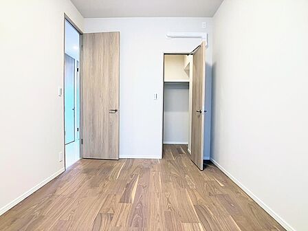 洋室6.5帖は主寝室として♪ご夫婦のお洋服がたくさん入るWICも完備♪