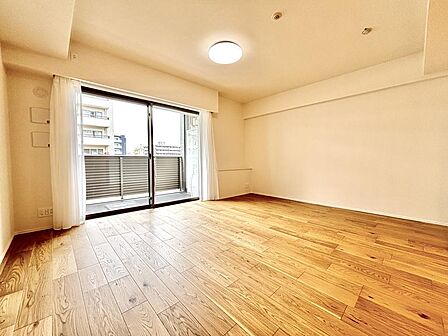 大きくすっきりとした白い壁面があり、テレビボードや大型家具、アートなども自由に配置できます。