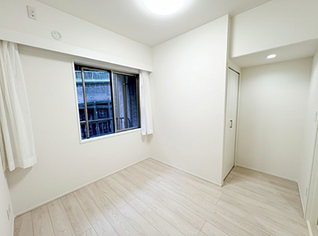 収納も完備しており、シンプルで使いやすい洋室です
