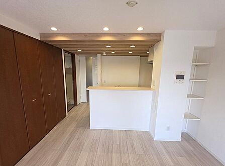 キッチン前にも便利な収納棚完備♪