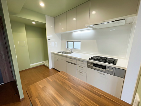 キッチン前にはカウンターがあり、作業スペースを確保できます。