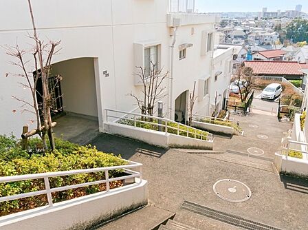 ヒルトップならではの開放感。光と風が抜ける立体デザインの邸宅です。