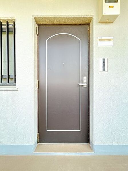玄関にインターホンもあります。