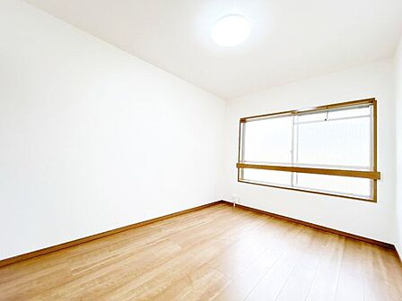 【リフォーム済】北西側6帖洋室になります。床はフローリング仕上げ、壁・天井はクロス張替えを行いました。