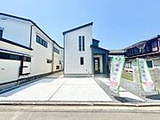 シンプルでスタイリッシュな外観が、周囲の街並みに調和します。駐車スペースを広めに確保しており、複数台の車を並べて停めることも可能です。モダンな印象を与える外壁が、住まいの表情を美しく引き立てます。