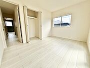 【収納】各居室にクローゼットを完備。ハンガーパイプと枕棚を備えており、衣類を掛けて収納できるだけでなく、上部に季節の小物なども置ける実用的な設計です。お部屋を広く保ち、いつでもスッキリ片付きます。