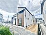 外観：白を基調とした爽やかな外観が魅力の平屋風住宅。南・西の二方向が公道に面しており、日当たりと風通しは良好です。明るく開放感のある空間で、毎日を心地よく過ごせます。