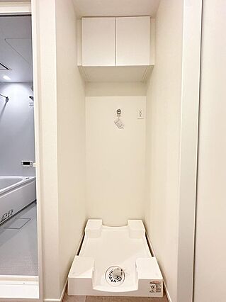 洗面台横には高...