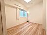 子供部屋：約4.2帖サービスルーム。採光面積が建築基準法の洋室に満たしていないためサービスルーム表記ですが、洋室としてご利用いただけます