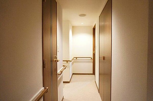 画像21:玄関から洋室へと続く廊下