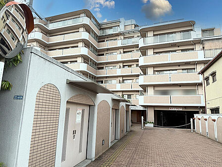 淡いベージュを基調とした落ち着きのあるマンション外観。バルコニーが連なる、存在感のある7階建ての住まいです。