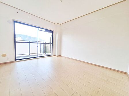 シンプルな洋室でお部屋のコーディネートが楽しめます。お好みのスタイルに彩ってお気に入りの空間にできますね