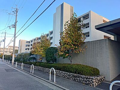 外観:シンプルながらも存在感のあるマンション外観は、住む人を魅了し、日常に特別な時間をもたらします。都会的なデザインが魅力で、住む人に誇りを与える空間です 外観:シンプルながらも存在感のあるマンション外観は、住む人を魅了し、日常に特別な時間をもたらします。都会的なデザインが魅力で、住む人に誇りを与える空間です