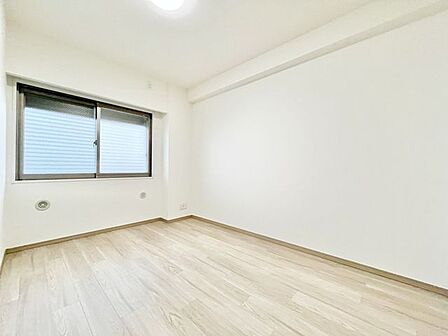 木目調のフローリング材を使用しており、ナチュラルな見た目のため暖かく落ち着いた雰囲気のお部屋となっております
