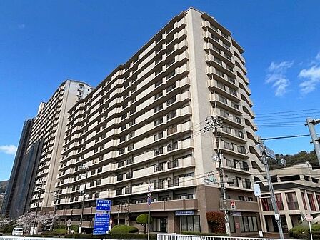 SRC造、15階建てのマンションです。オートロック付きマンションで防犯設備が整っております。