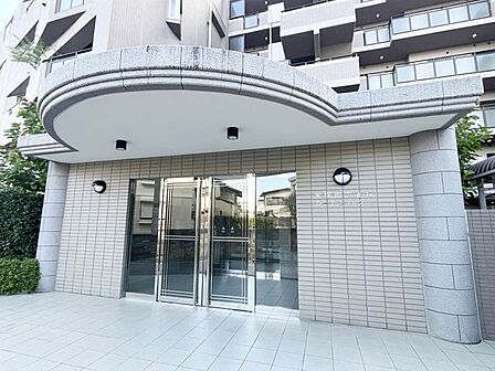 マンションのエントランスは、住まう方々を迎える洗練された空間です。日常の出入りを快適にするための工夫がされています。