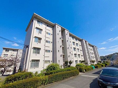 シンプルで洗練されたマンション外観は、住む人のセンスを引き立て、落ち着いた雰囲気を提供します。都会的なデザインが魅力で、住む人に誇りを与える空間です