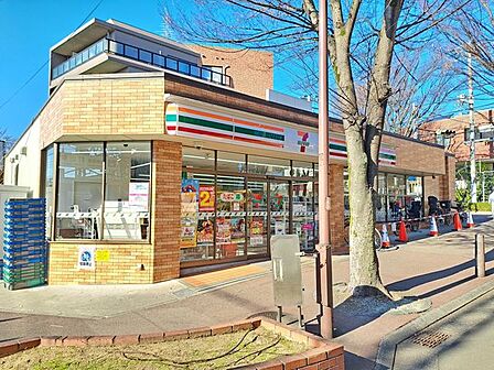 セブンイレブン芦屋打出駅北店 徒歩8分。 570m