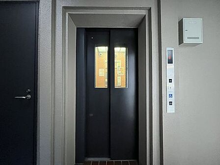 モダンなデザインのエレベーターが、毎日のスマートな移動を優しくサポートしてくれますね