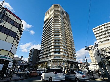 高級感漂うマンション外観は、住む人に誇りを与える空間で、日々の生活を豊かにします。上質な素材を使用したデザインが魅力で、住む人に特別なひとときを提供します