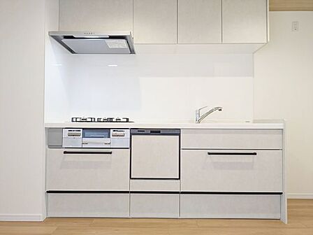 清潔感あふれる白を基調としたスタイリッシュなキッチンです。食洗機など充実の設備が整っており、機能性と美しさを両立させた空間で日々の料理を軽やかにお楽しみいただけます