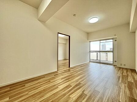 木目の温もりを感じる開放的なリビングダイニングです。大きな窓から入る光が部屋全体を明るく包み込み、家族が自然と集まりたくなる居心地の良い空間を創出しています。上質な日常を叶える広さが魅力です
